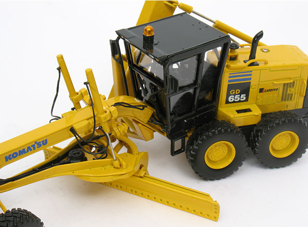 Picture Komatsu GD655 w/ plow