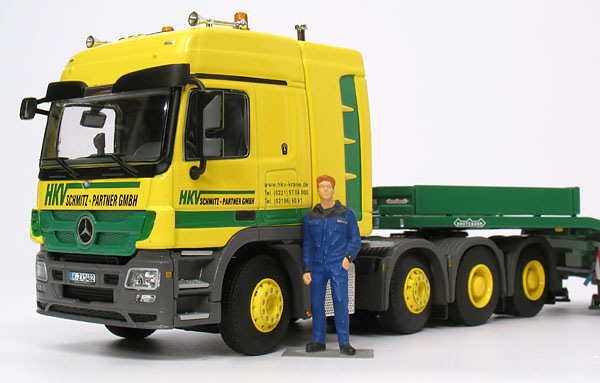 Foto Mercedes-Benz / Nooteboom Actros 4155 mit Tieflader – „HKV“