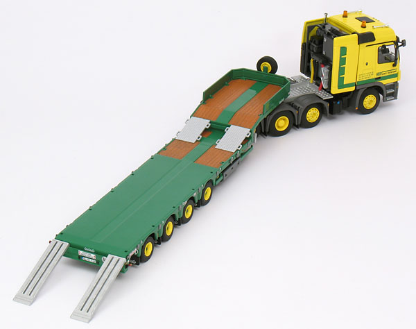 Foto Mercedes-Benz / Nooteboom Actros 4155 mit Tieflader – „HKV“