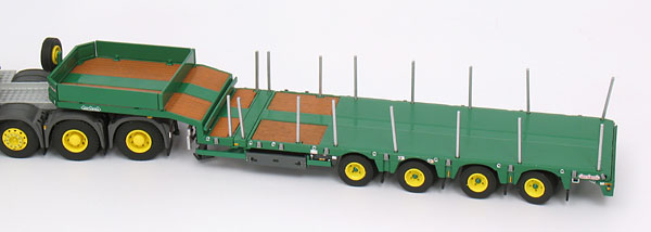 Foto Mercedes-Benz / Nooteboom Actros 4155 mit Tieflader – „HKV“
