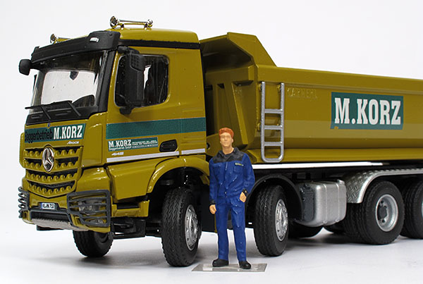 Foto Mercedes-Benz / Carnehl Arocs 4145 mit Rundmulde – „M. Korz“